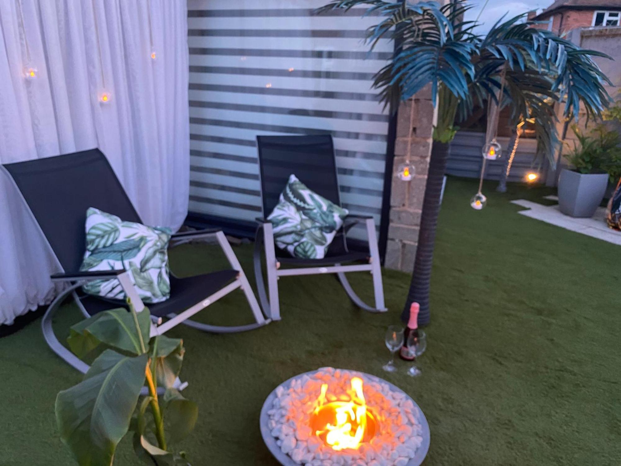 Mini Love Island Style Guest House Includes Personal Hot 24 Hour Swimming Pool, Outdoor Bathtub, Heated Dining Dome And Fire Pit, All This Is Secretly Located In The Busy Suburbs Of 노팅엄 외부 사진