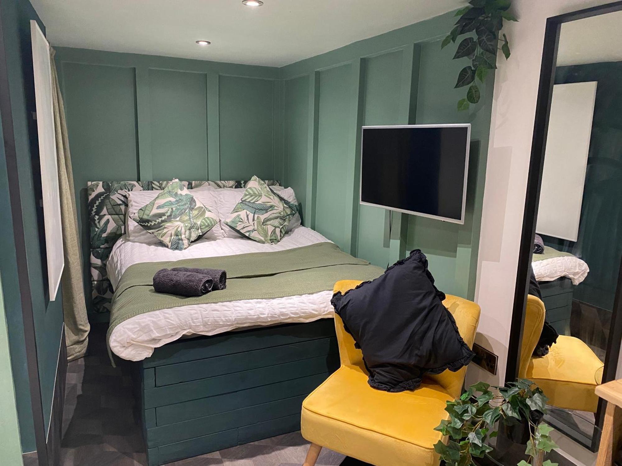 Mini Love Island Style Guest House Includes Personal Hot 24 Hour Swimming Pool, Outdoor Bathtub, Heated Dining Dome And Fire Pit, All This Is Secretly Located In The Busy Suburbs Of 노팅엄 외부 사진