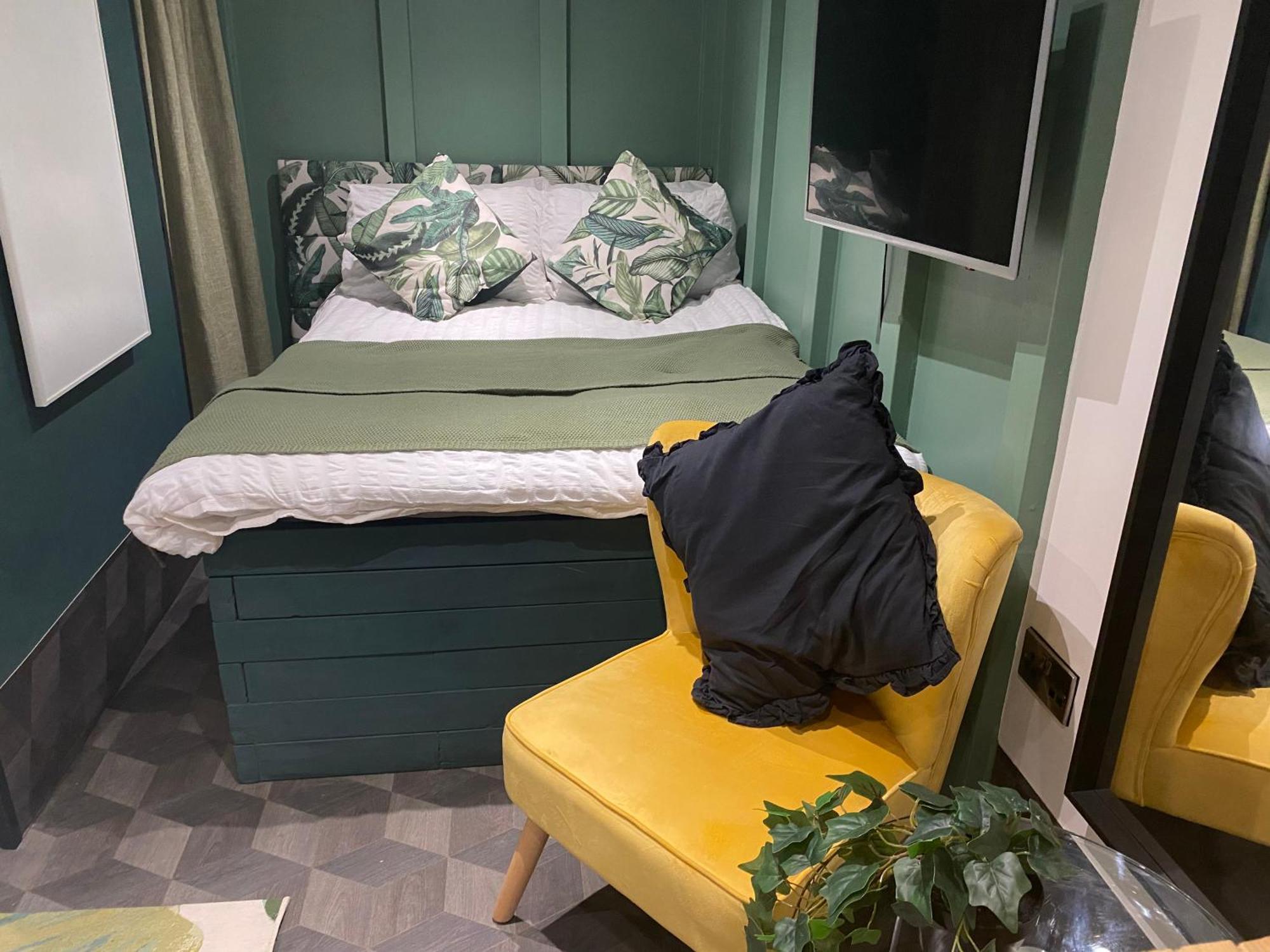 Mini Love Island Style Guest House Includes Personal Hot 24 Hour Swimming Pool, Outdoor Bathtub, Heated Dining Dome And Fire Pit, All This Is Secretly Located In The Busy Suburbs Of 노팅엄 외부 사진