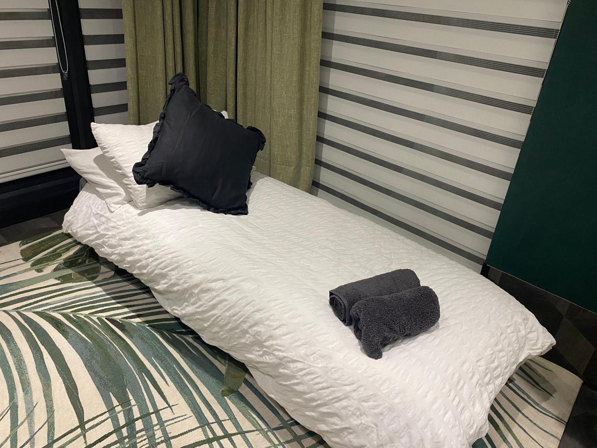 Mini Love Island Style Guest House Includes Personal Hot 24 Hour Swimming Pool, Outdoor Bathtub, Heated Dining Dome And Fire Pit, All This Is Secretly Located In The Busy Suburbs Of 노팅엄 외부 사진