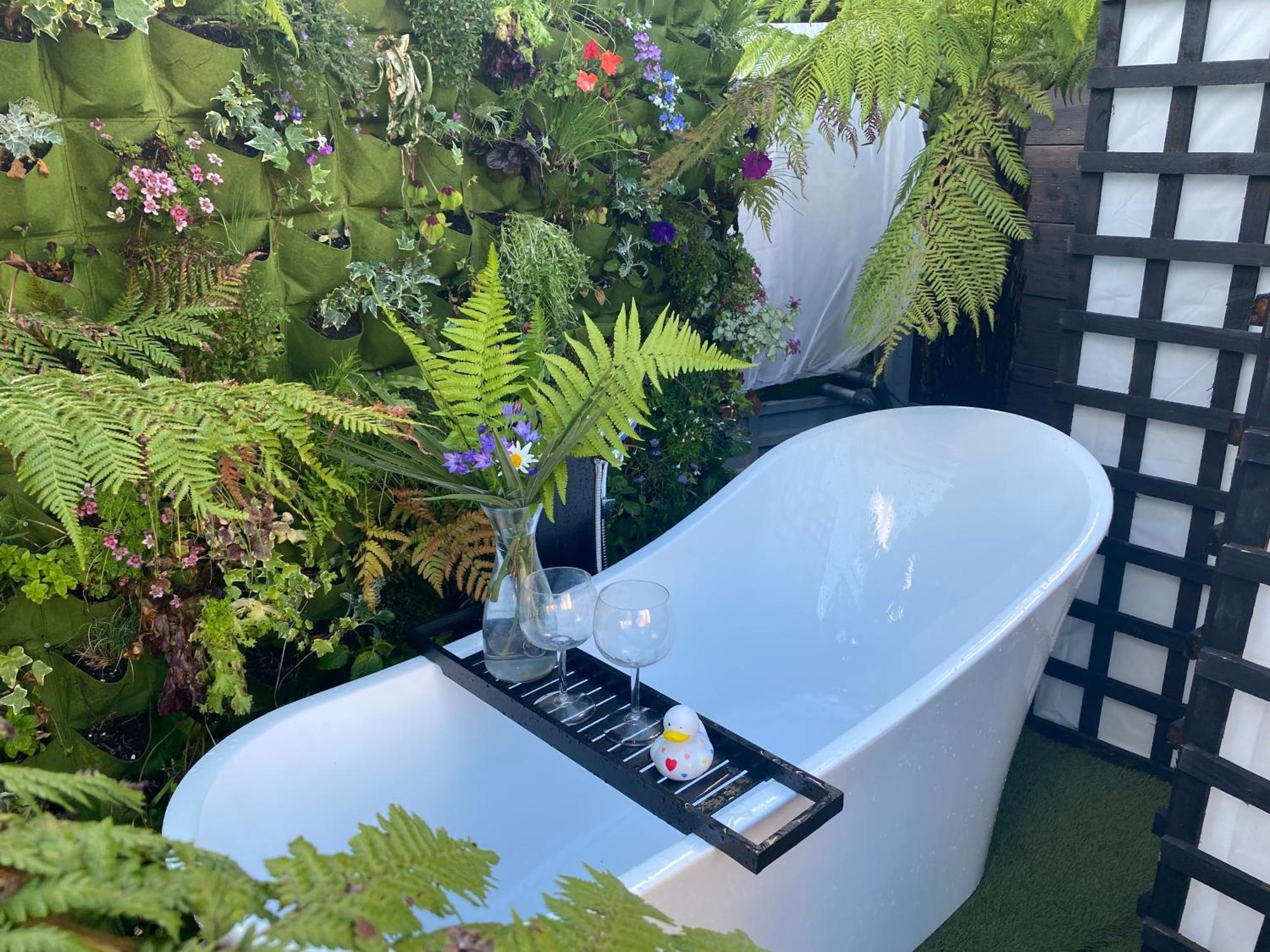 Mini Love Island Style Guest House Includes Personal Hot 24 Hour Swimming Pool, Outdoor Bathtub, Heated Dining Dome And Fire Pit, All This Is Secretly Located In The Busy Suburbs Of 노팅엄 외부 사진