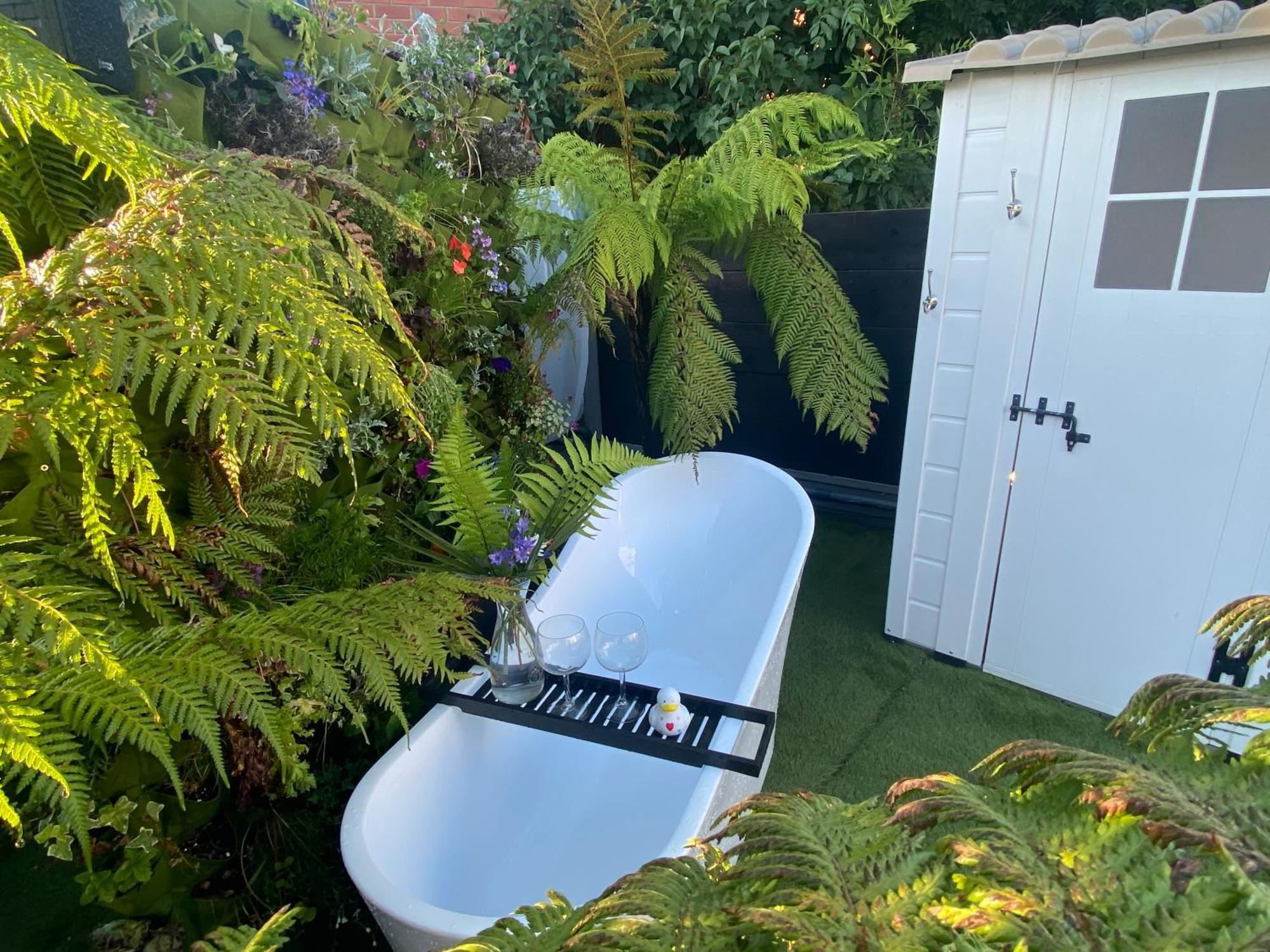 Mini Love Island Style Guest House Includes Personal Hot 24 Hour Swimming Pool, Outdoor Bathtub, Heated Dining Dome And Fire Pit, All This Is Secretly Located In The Busy Suburbs Of 노팅엄 외부 사진